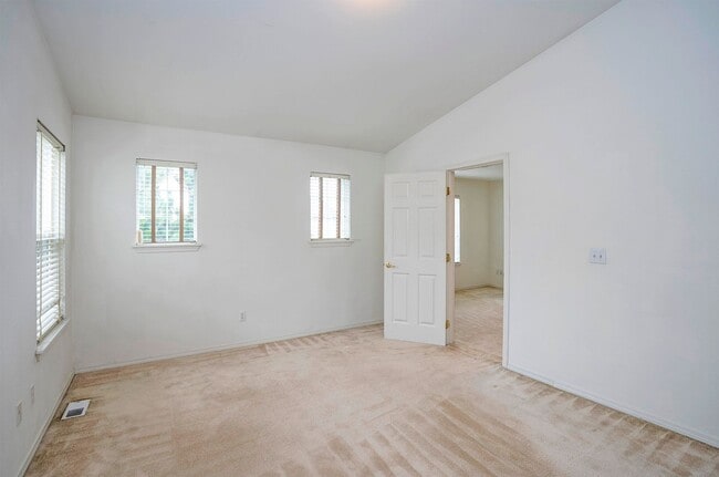 Building Photo - Spacious 4-Bedroom in Renton’s Serenity Ridge