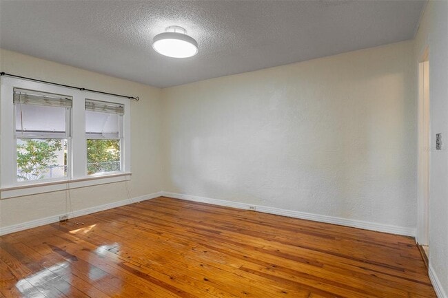 Building Photo - 1008 W Powhatan Ave