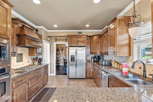 Building Photo - PRIVATE OASIS IN GATED COMMUNITY