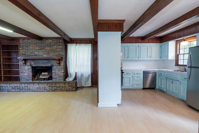 Building Photo - Single Family Home on almost an acre, 4 be...