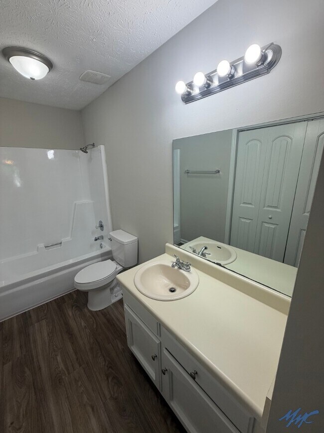 Building Photo - 1246 Hamilton Dr