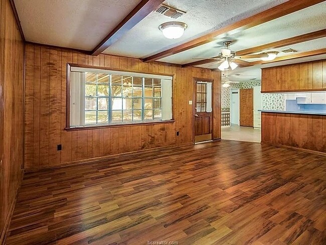 Building Photo - Bryan - 5 bedrooms / 3 bath / Carport / Fe...