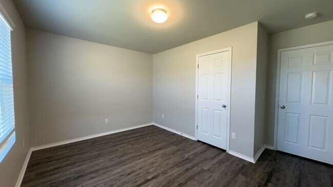 Building Photo - Beautiful 3 Bedroom 2 Bath Home in Shawnee