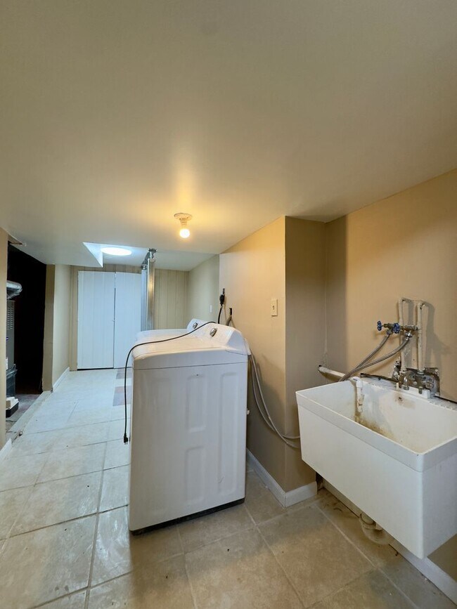 Building Photo - Charming 2 Bedroom/1 Bathroom Home at Laur...