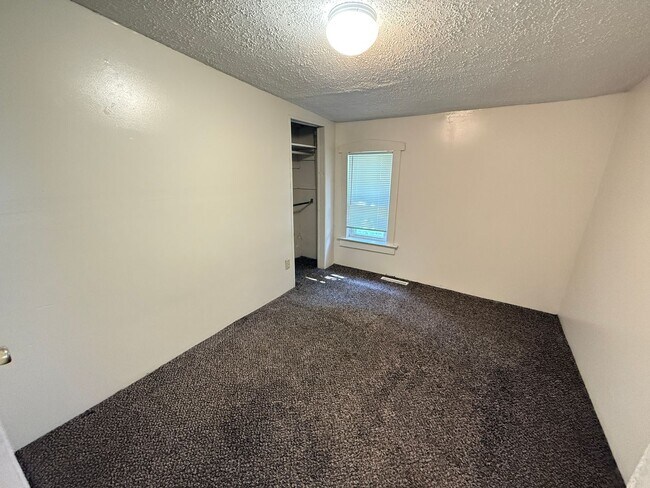Building Photo - 2-Bedroom Single-Family Home in Vandercook Lake