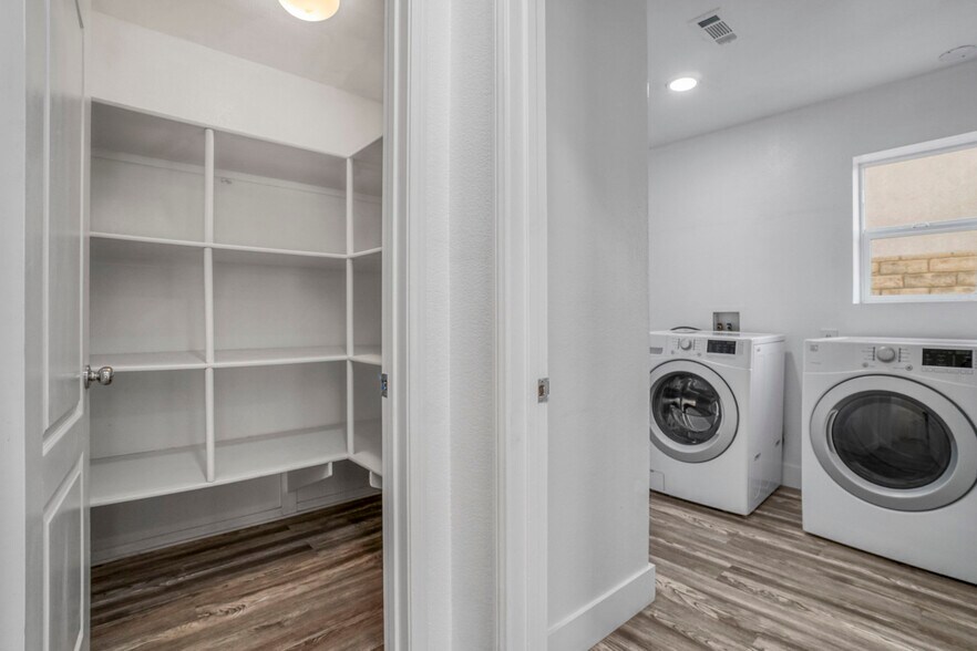 Building Photo - 3500 Desert Oak Dr