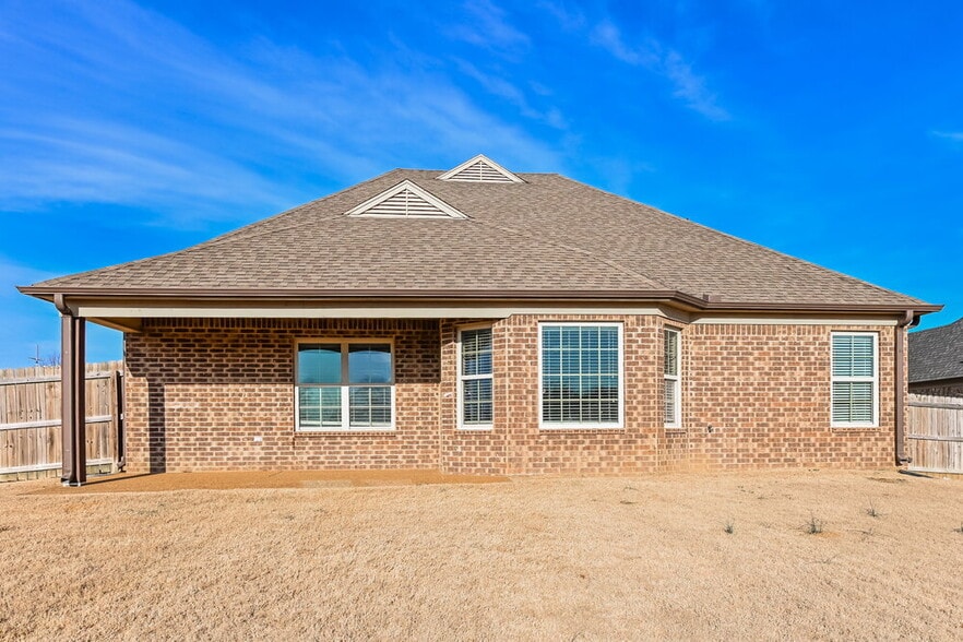 Building Photo - 2805 S Cherry Dr