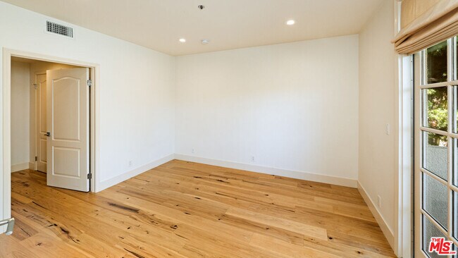 Building Photo - 575 S Barrington Ave