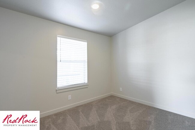 Building Photo - Charming 2 Bedroom End Unit Condo - Pet Friendly!