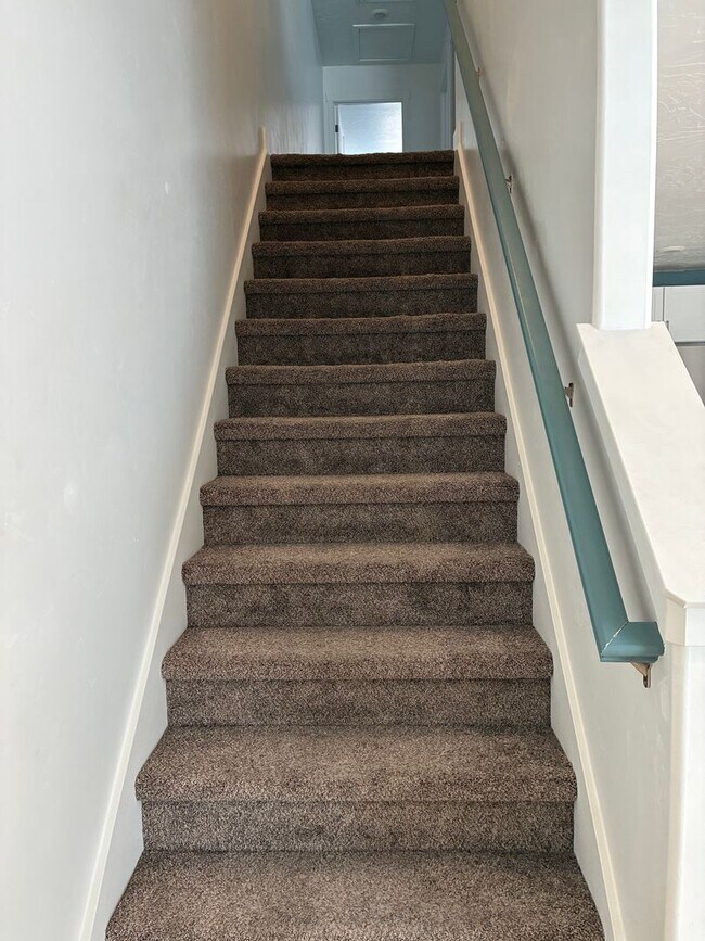 Building Photo - 3 Bedroom Townhome