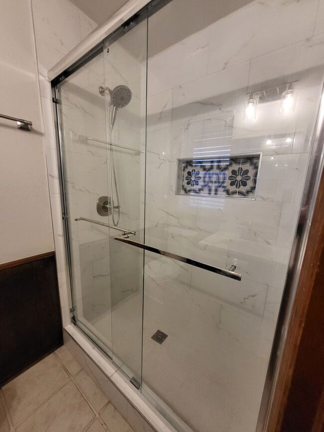 Building Photo - (3) Bed/(2) Bath in Southern Hills w/ (2) Living Areas and Storm Shelter!