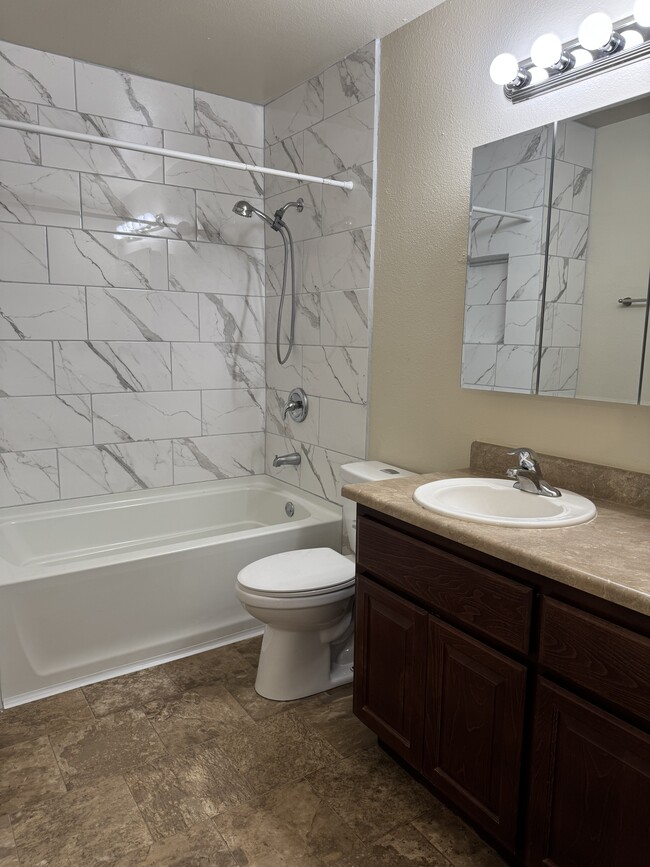 Building Photo - 3707 Hilltop Dr