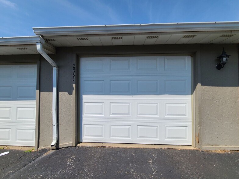 Building Photo - 2595 Stratford Dr