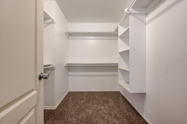 Building Photo - ** $500 Off Move-in Special ** Gorgeous 4 ...