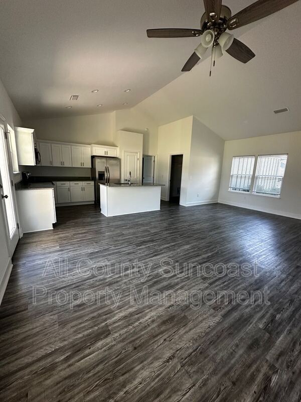 Building Photo - 340 Melrose Dr