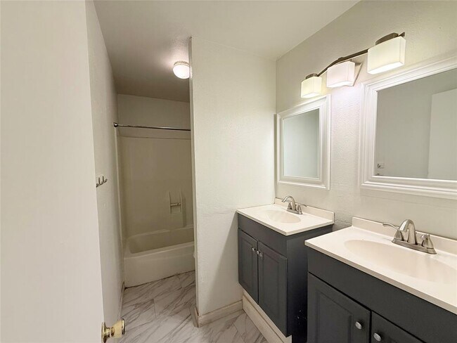Building Photo - 2124 Burton Dr