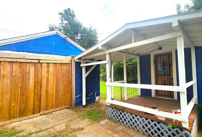 Building Photo - 2 Bed 1 Bath 1 Car Detached Garage in the ...