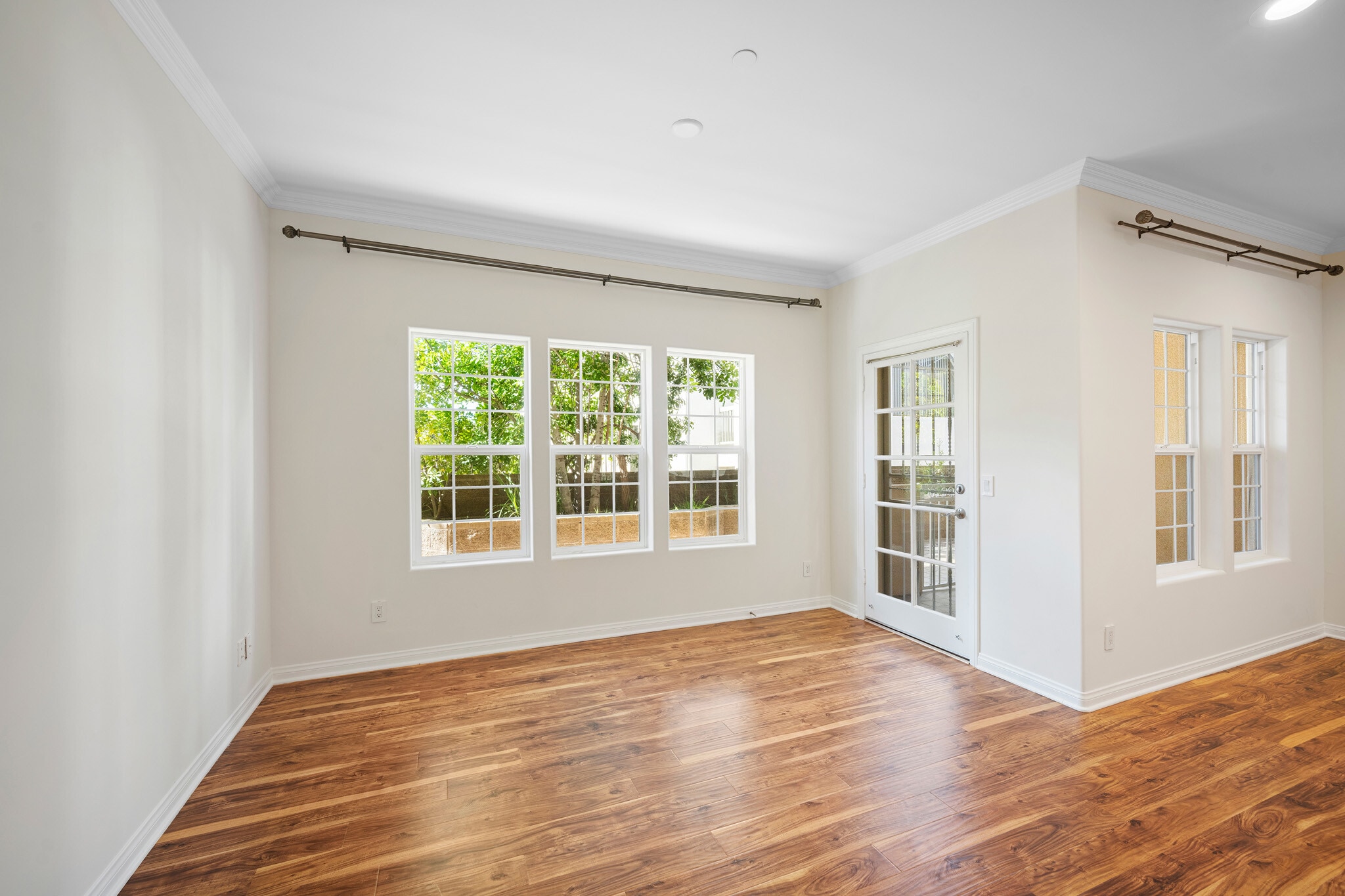 Building Photo - 415 E Dryden St