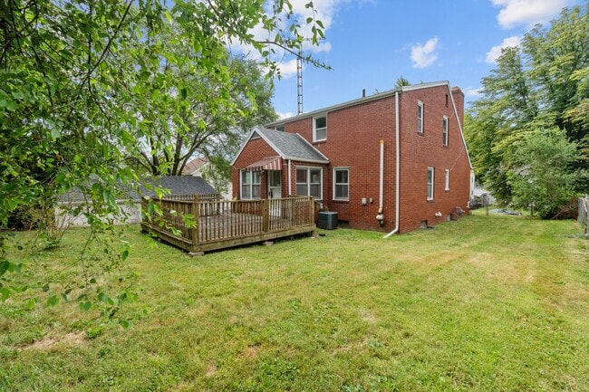 Building Photo - 2024 Southmoor Dr