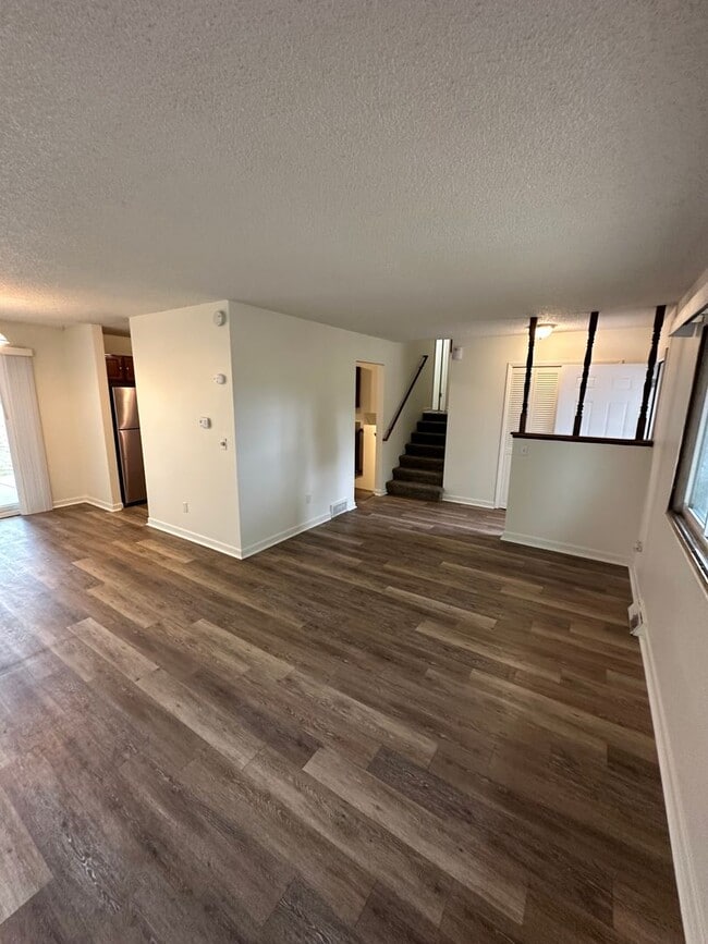 Building Photo - Fantastic 4 bdrm home avail NOW