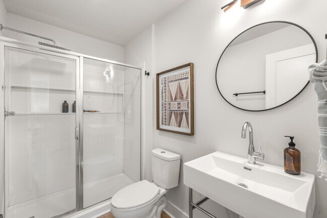 Building Photo - Modern Living in the Heart of Plaza Midwood!