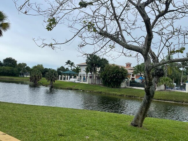 Building Photo - 5790 Fox Hollow Dr