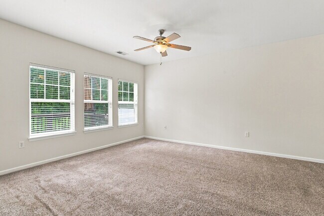 Building Photo - Spacious End Unit Townhome!