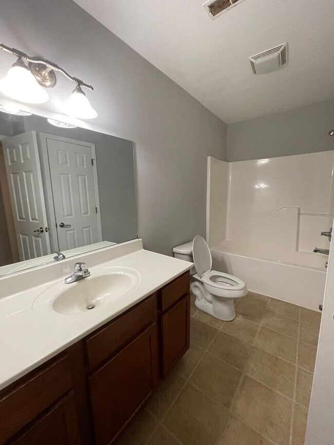 Building Photo - 3 bed, 2 bath, 2 car garage w/ bonus room and fenced yard in W. Knoxville