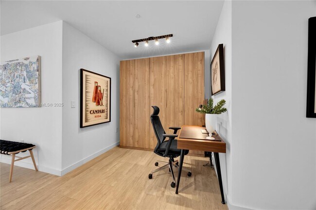 Building Photo - 2831 S Bayshore Dr