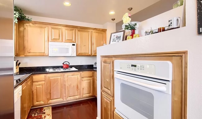 Building Photo - 15 E Agate Ave