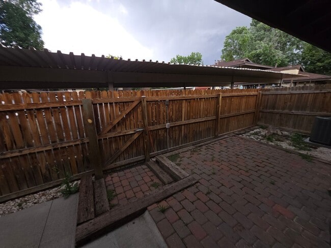 Building Photo - Massive 5 Bedroom Townhouse in Aurora