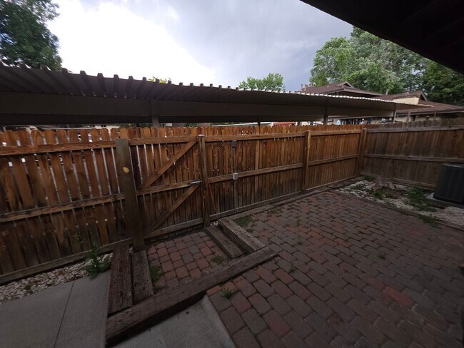 Building Photo - !!NEW PRICE DROP!! Massive 5 Bedroom Townh...