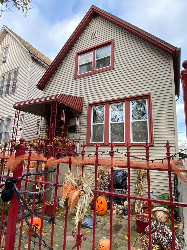 Primary Photo - 2733 N Artesian Ave