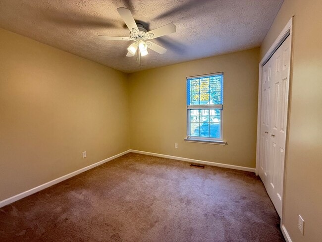 Building Photo - 3 Bedroom/2 Bath Home