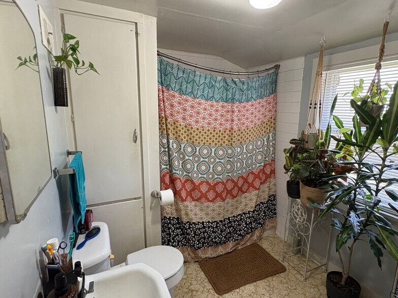 Building Photo - 837 Otto St