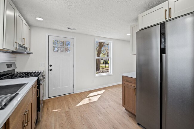 Building Photo - COMPLETELY RENOVATED 4BR HOME - MOVE-IN SPECIAL