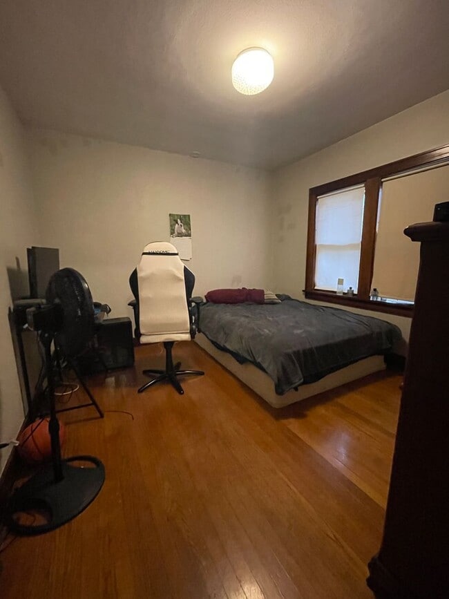 Building Photo - Large Single Family Home in Heart of La Cr...