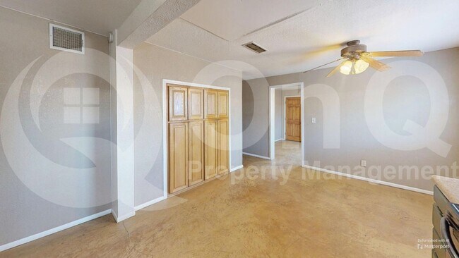 Building Photo - 906 E Halcyon Rd