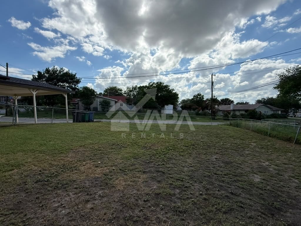 Building Photo - 415 Solar Dr