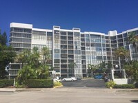 Building Photo - 800 Parkview Dr