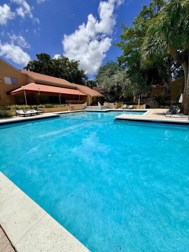 Building Photo - 968 Coral Club Dr