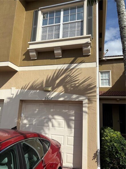 Building Photo - 5807 Hampton Hills Blvd