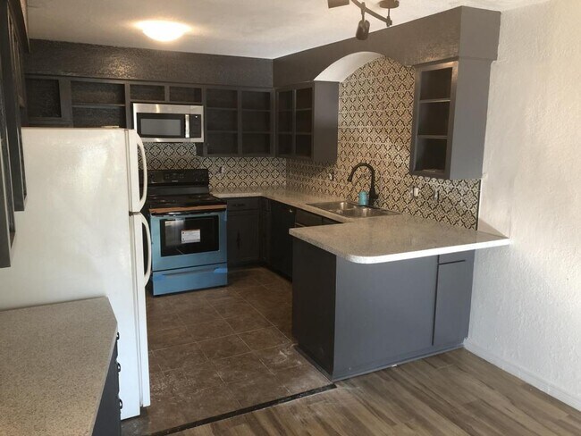 Building Photo - 6112 S Lakewood Ave