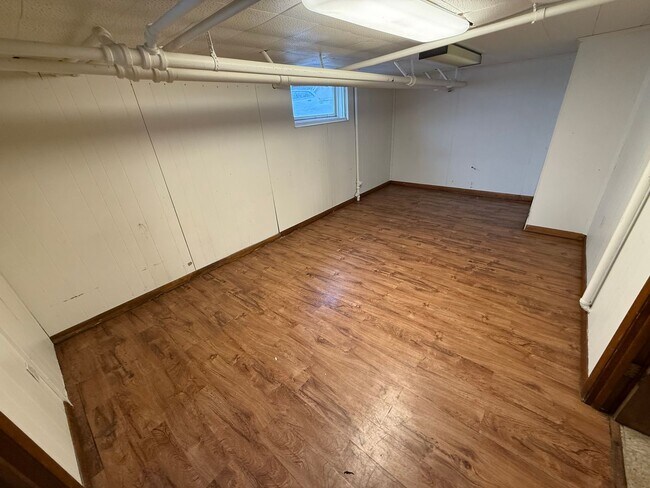 Building Photo - Duluth MN 6-Bedroom - 2-Bath - 2-Car Garage