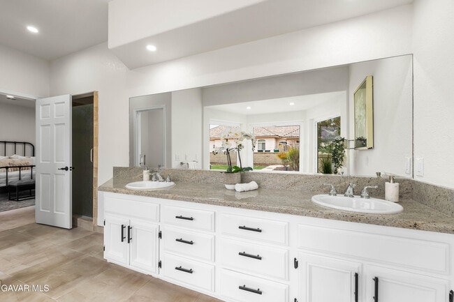 Building Photo - 41901 Cll Clarita