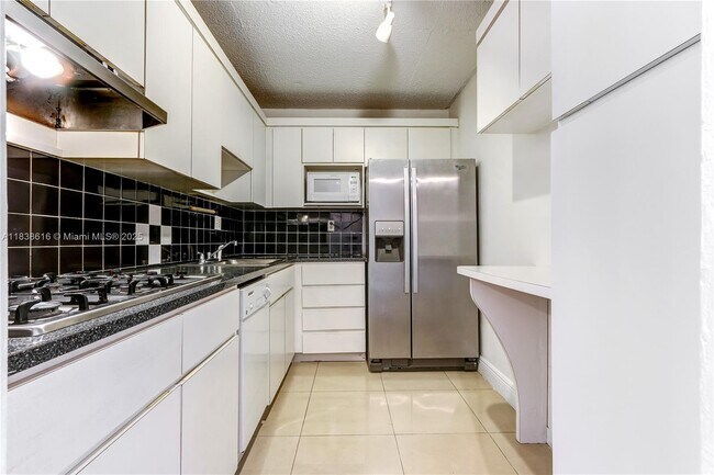 Building Photo - 2201 Brickell Ave