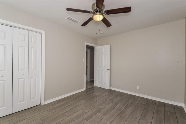 Building Photo - 4542 Tarpon Dr