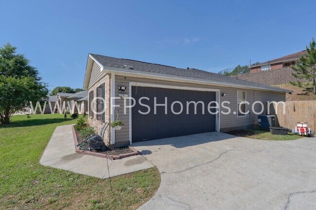 Building Photo - 405 Bobby Dr