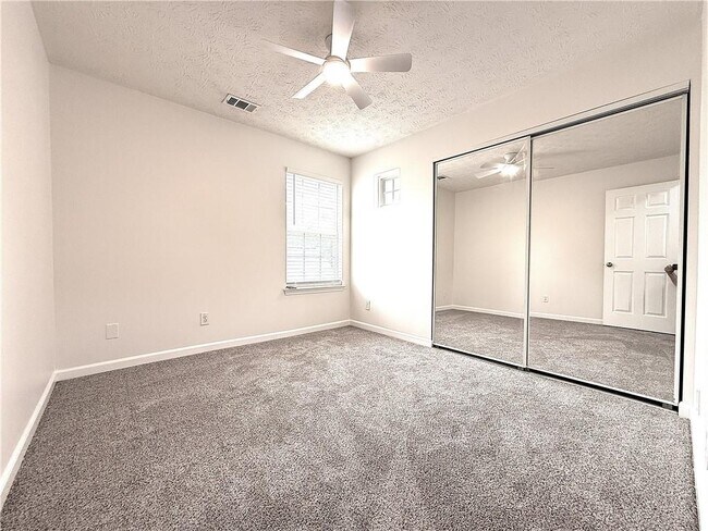 Building Photo - 2150 Lexington Ln