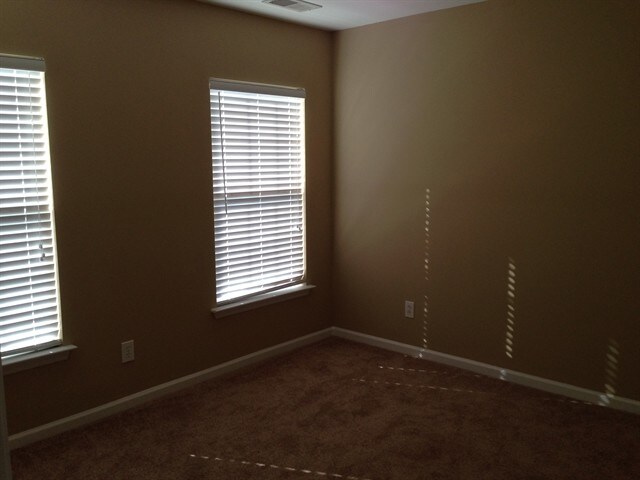 Building Photo - 609 English Oak Cir